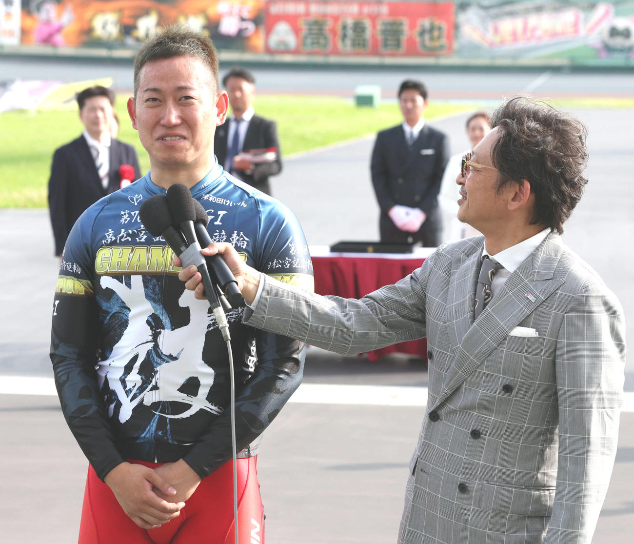 山口幸二氏（右）から優勝インタビューを受ける脇本雄太