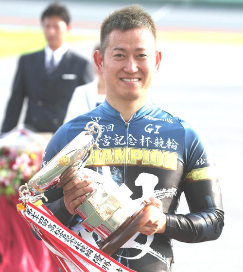 高松宮記念杯を制した脇本雄太は優勝カップを手に笑顔（撮影・西尾就之）