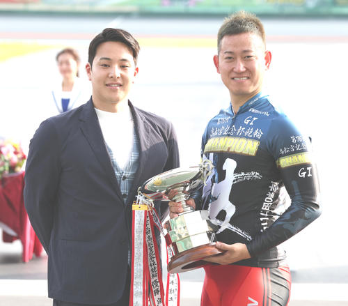 表彰式プレゼンターの競泳・瀬戸大也（左）と笑顔を見せる脇本雄太