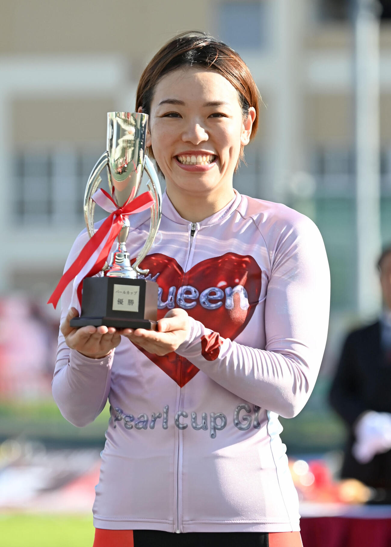 パールカップを手に笑顔を見せる佐藤水菜（撮影・石井愛子）