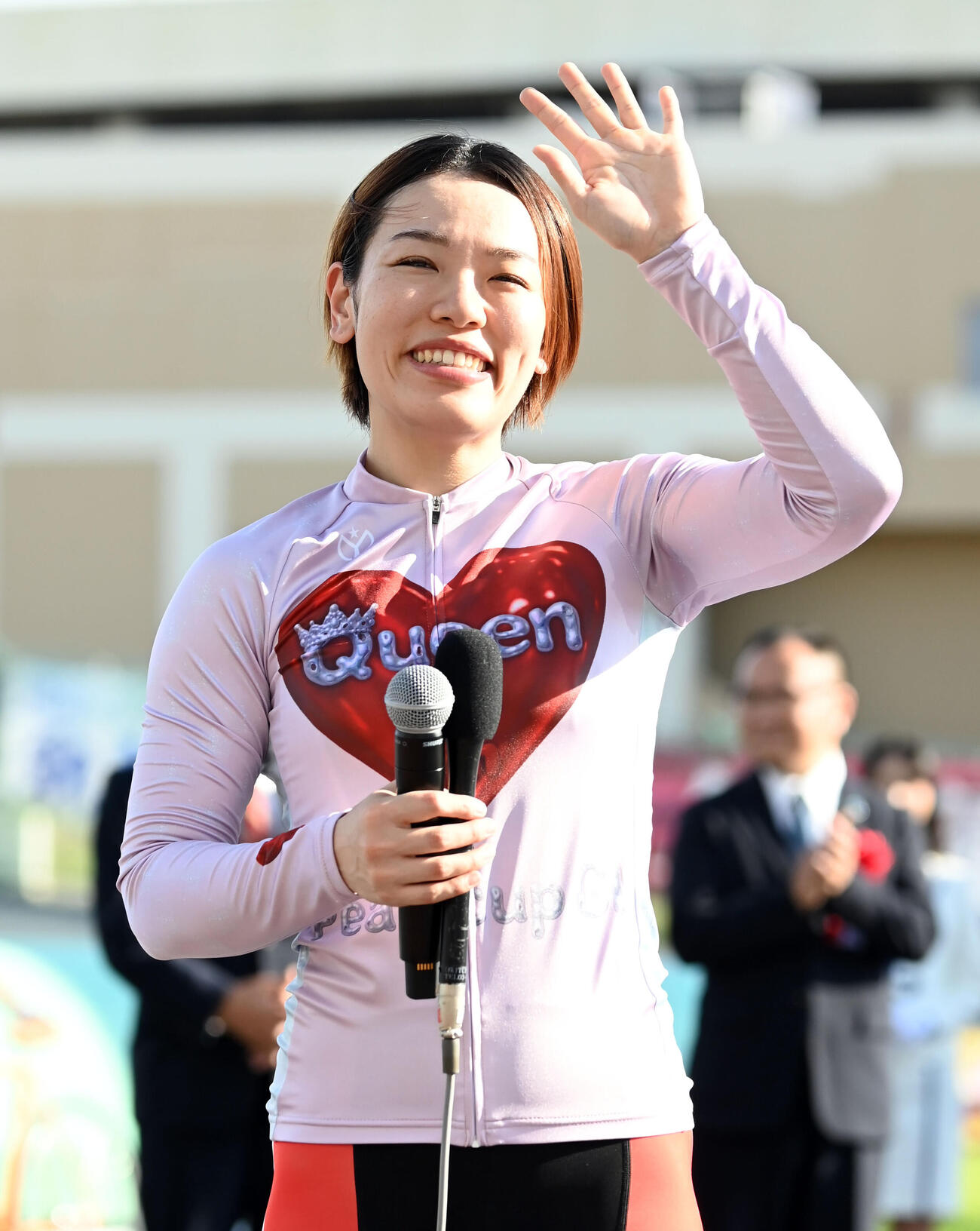 パールカップ決勝を制しファンらに手を振る佐藤水菜（撮影・石井愛子）