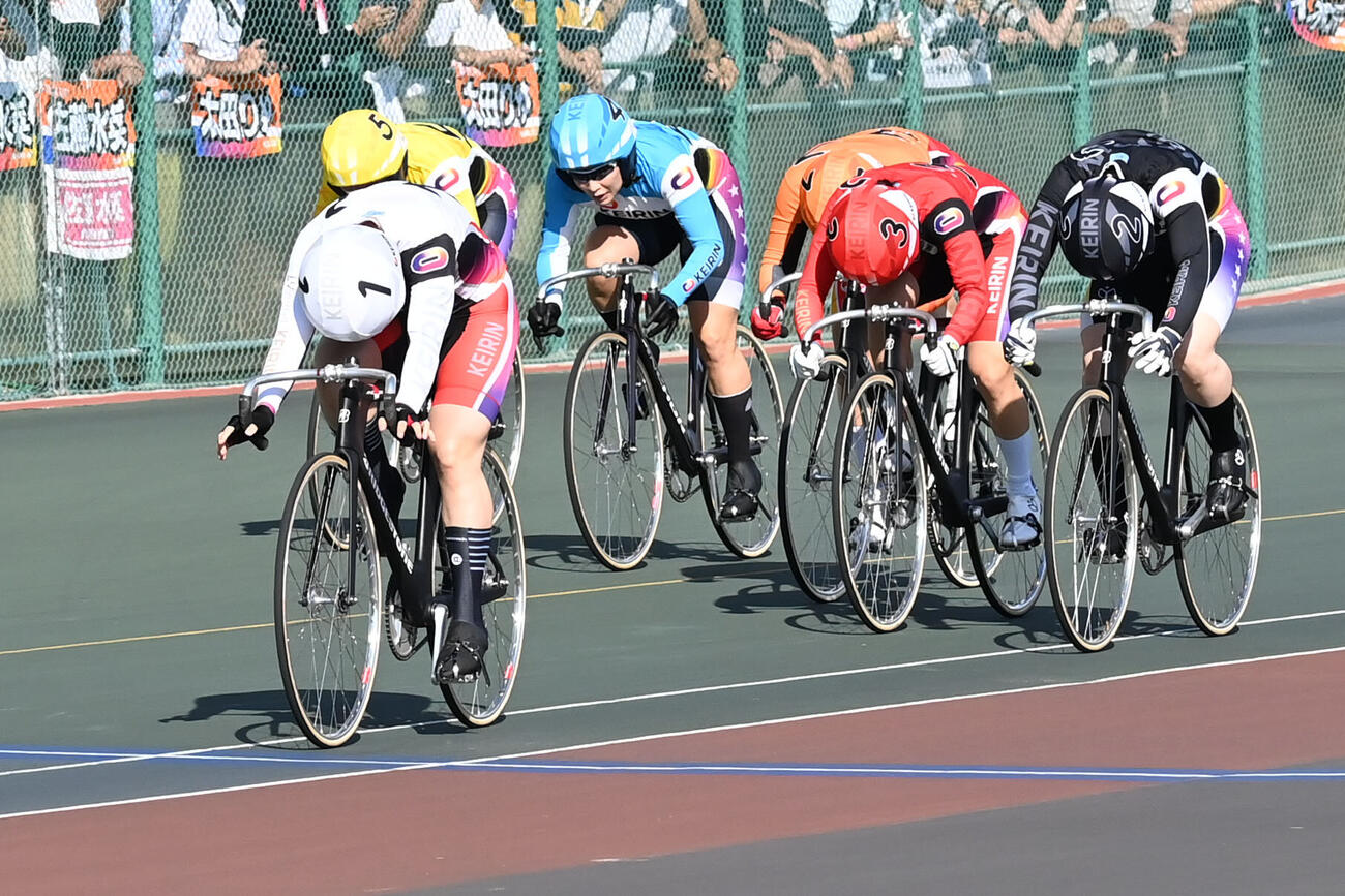 パールカップ決勝を制した佐藤水菜（左手前）（撮影・石井愛子）