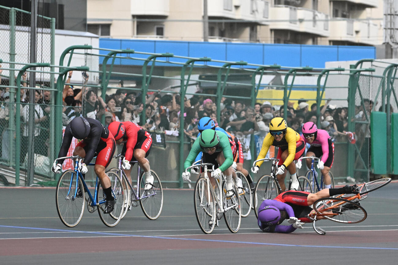 決勝12R　（2）古性優作が（9）寺崎浩平（落滑入4着）の先行に乗り優勝