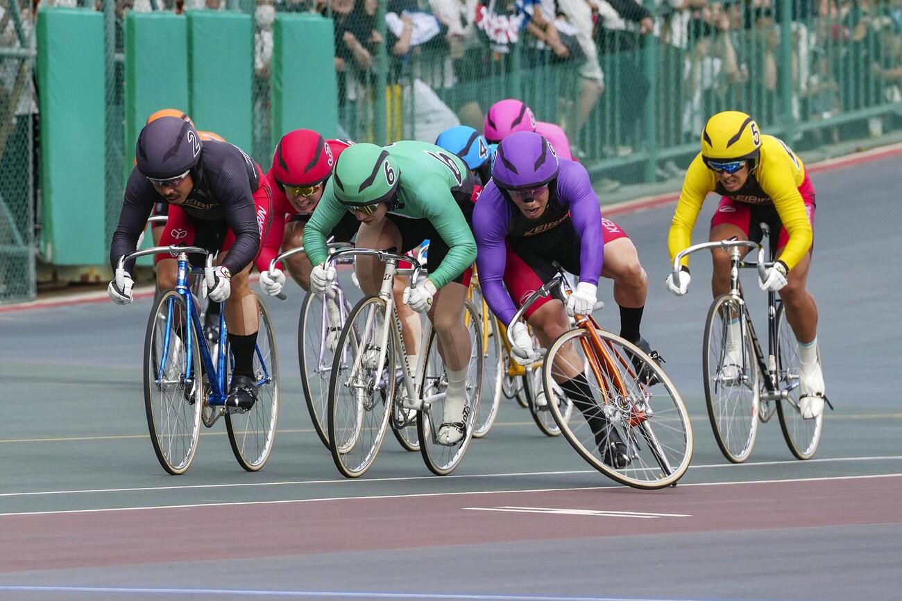 高松宮記念杯決勝でゴールへ向かう1着の古性優作（2）、2着の簗田一輝（6）、3着の犬伏湧也（3）（共同）