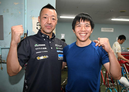 車検場でガッツポーズする小林潤二（左）と小林泰正（撮影・鈴木正人）