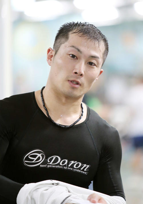 8R1着で報道陣の質問に答える久米康平（撮影・鈴木正人）
