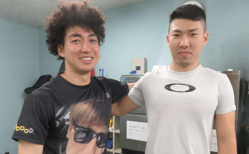 同期の山崎賢人（左）と健闘を誓う蕗沢鴻太郎