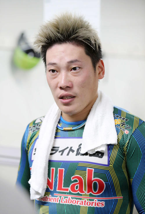 報道陣の質問に答える原田研太朗（撮影・鈴木正人）