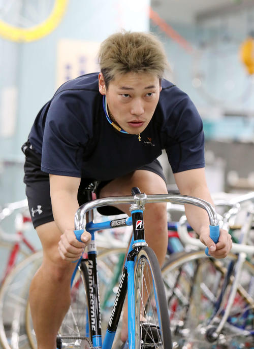 検車場での原田研太朗（撮影・鈴木正人）