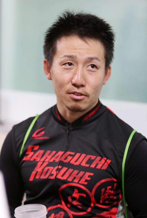 報道陣の質問に答える坂口晃輔（撮影・鈴木正人）