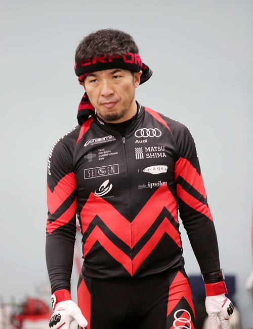 再度自力で決勝シートを目指す村上義弘（撮影・鈴木正人） 