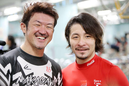 決勝進出を決め笑顔を見せる中川誠一郎（左）と園田匠（撮影・鈴木正人）
