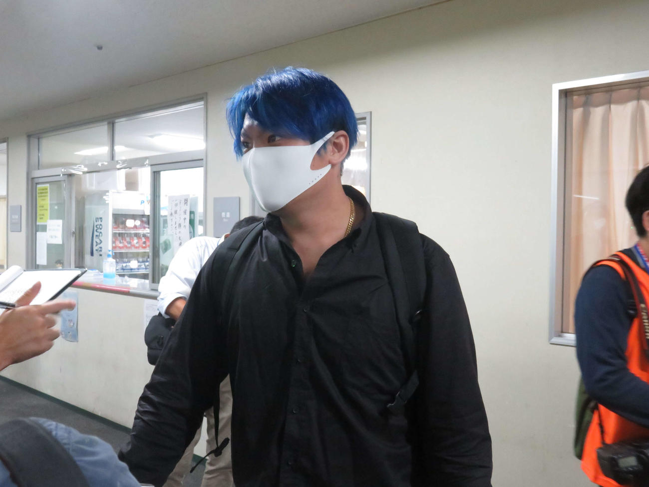 繰り上がり出場を機に、頭をブルーに染め上げた佐藤龍二