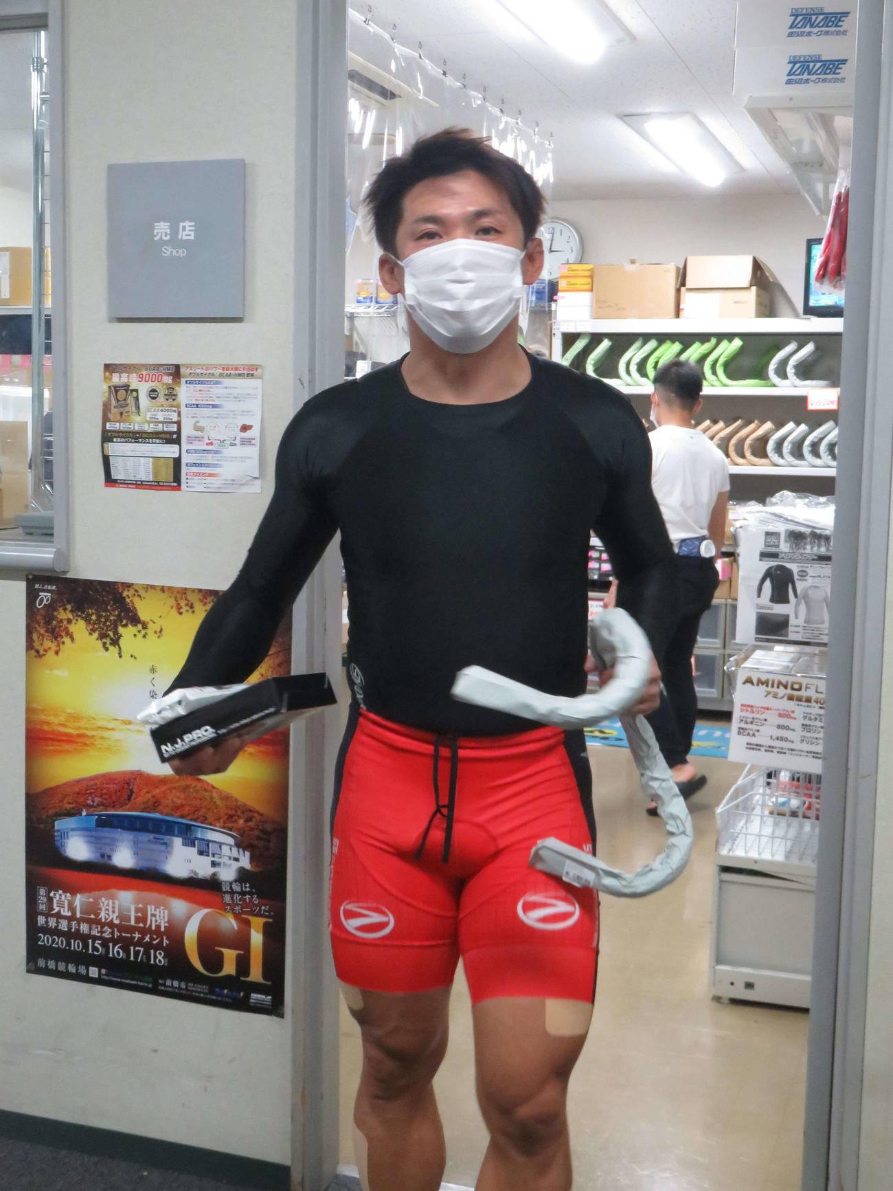 村上博幸は、ハンドルなどの新たな部品を購入し、懸命の立て直しを図る