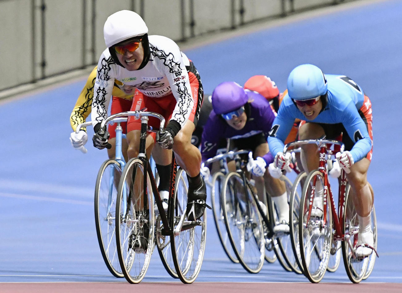 ゴールする1着の脇本雄太（手前）、3着の東口善朋（右端）（共同）