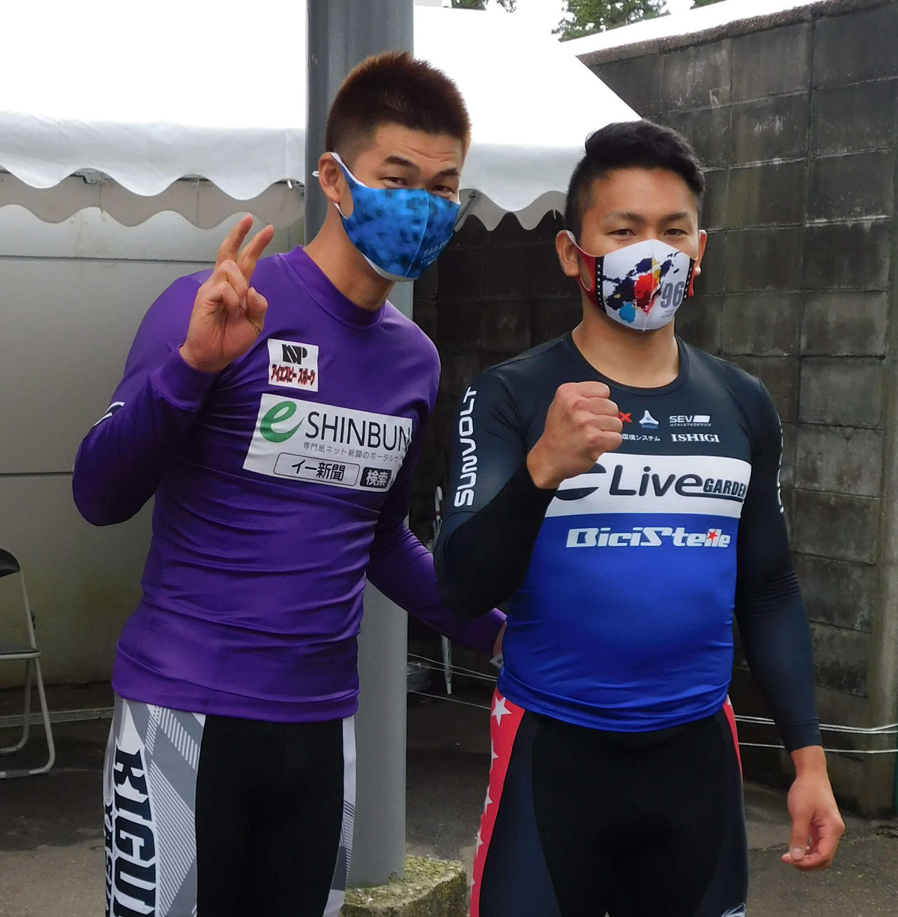 弥彦競輪　まくる堀内俊介に切り替え、差し切った木暮安由（左）と、そこに続いて関東ワンツーの雨谷一樹
