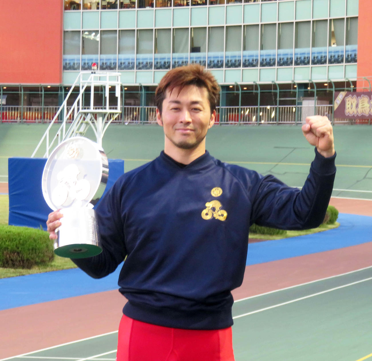 寬仁親王牌を優勝した平原康多はガッツポーズ