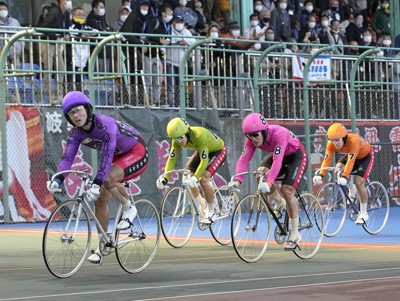 ゴールする1着の平原康多（左端）、2着の大槻寛徳（8）、3着の菅田壱道（6）（共同）
