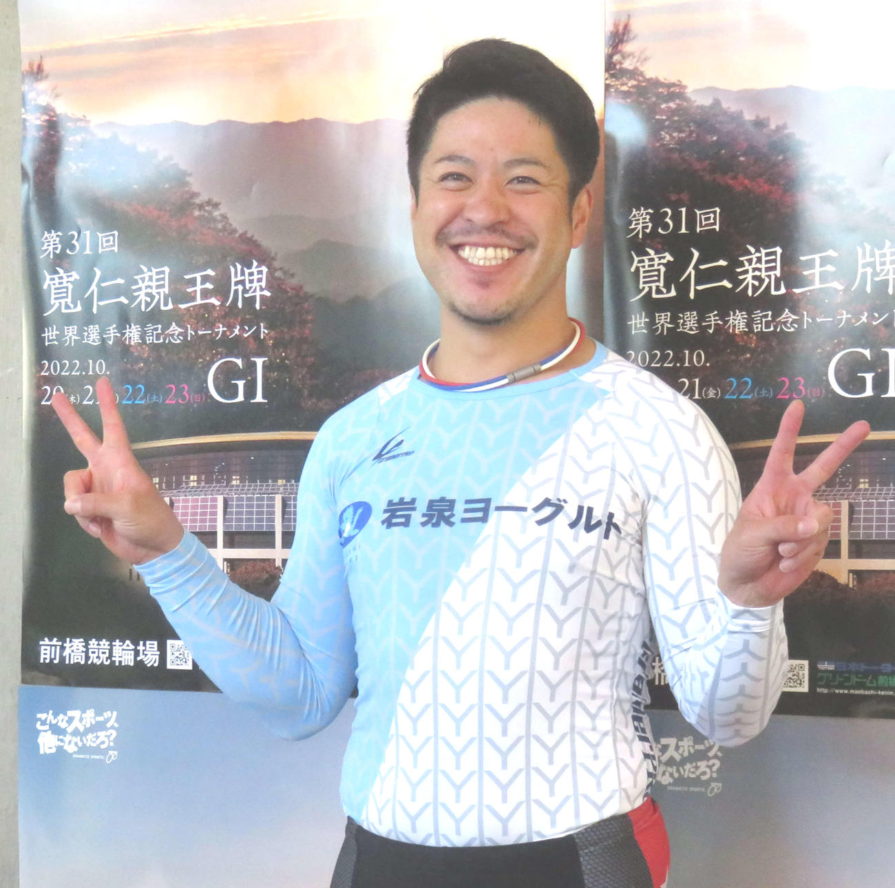 通算400勝を達成し、笑顔を見せる佐藤友和（撮影・野島成浩）