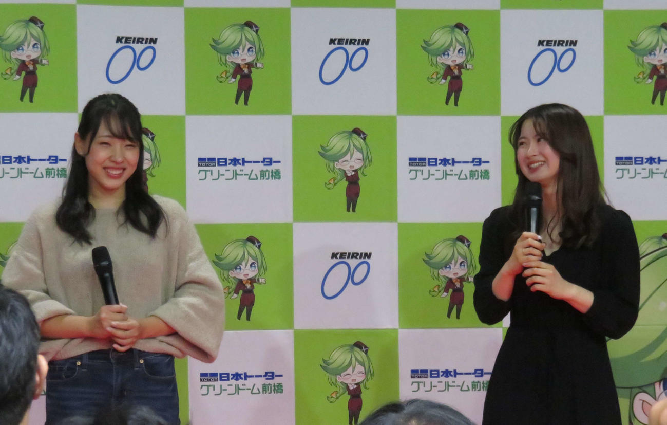 高木真備さん（左）と河内桜雪がトークショーに臨む
