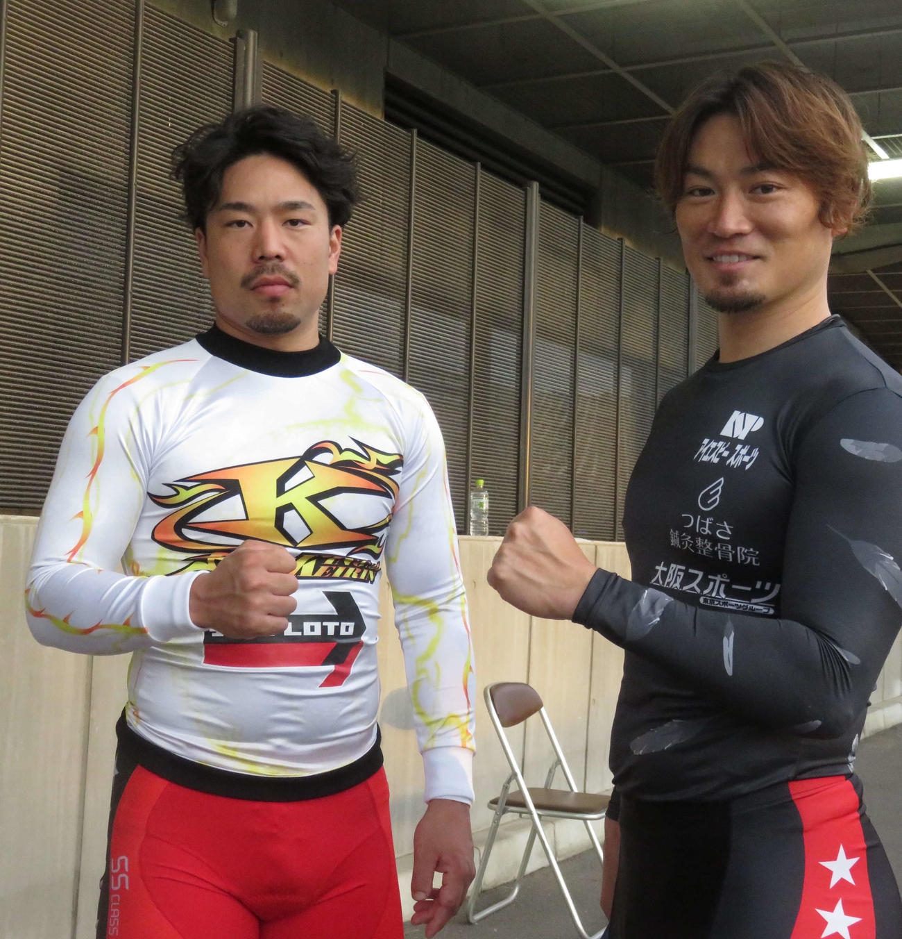 古性優作（左）が稲川翔と好連係を誓う