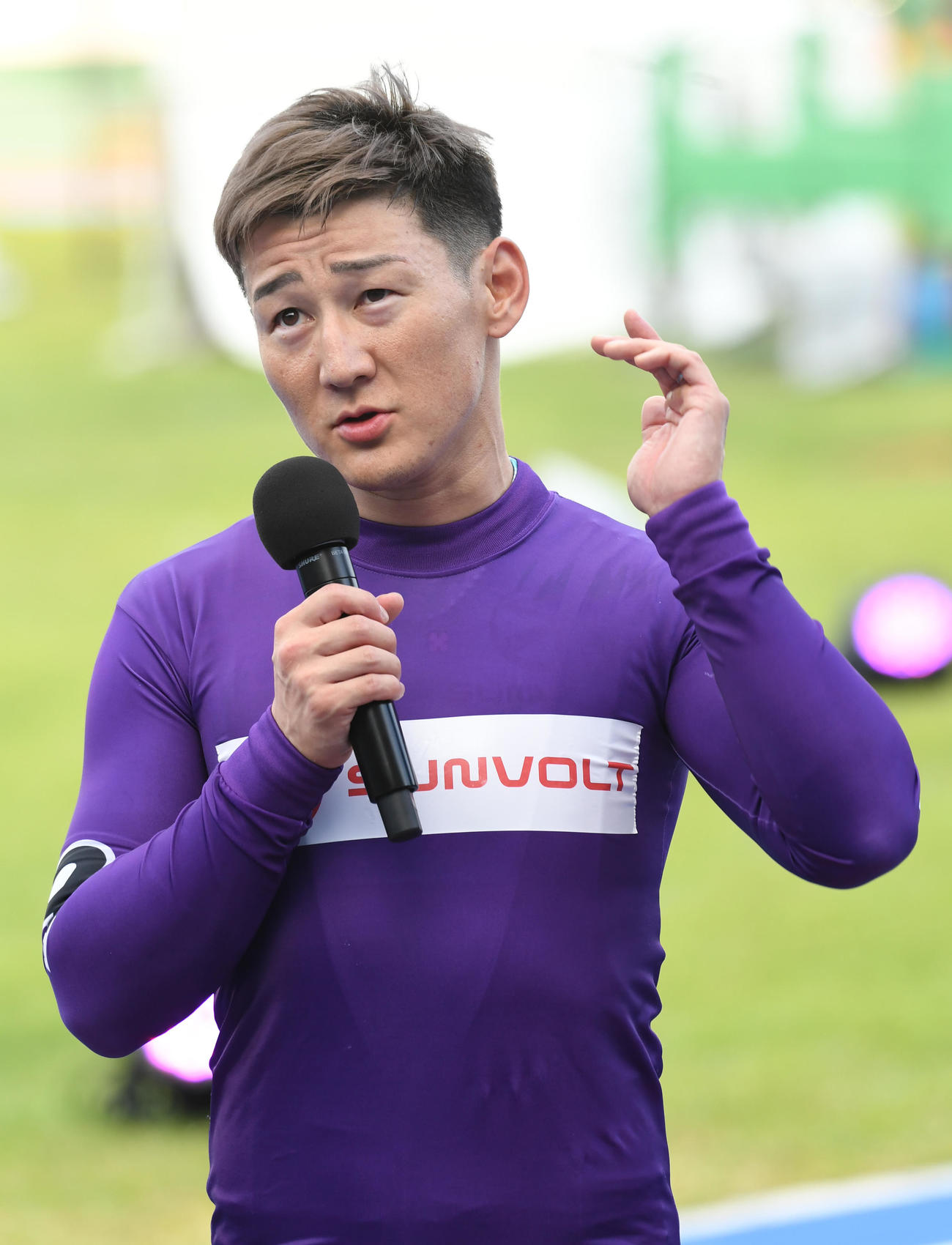 10RS級特選で1着の山田久徳は勝利者インタビューに答える（撮影・柴田隆二）