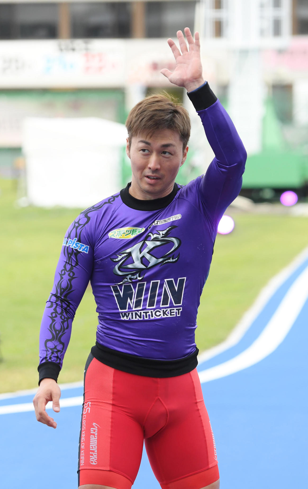 11R特予選で1着の平原康多は勝利者インタビューでファンの声援に応える（撮影・柴田隆二）