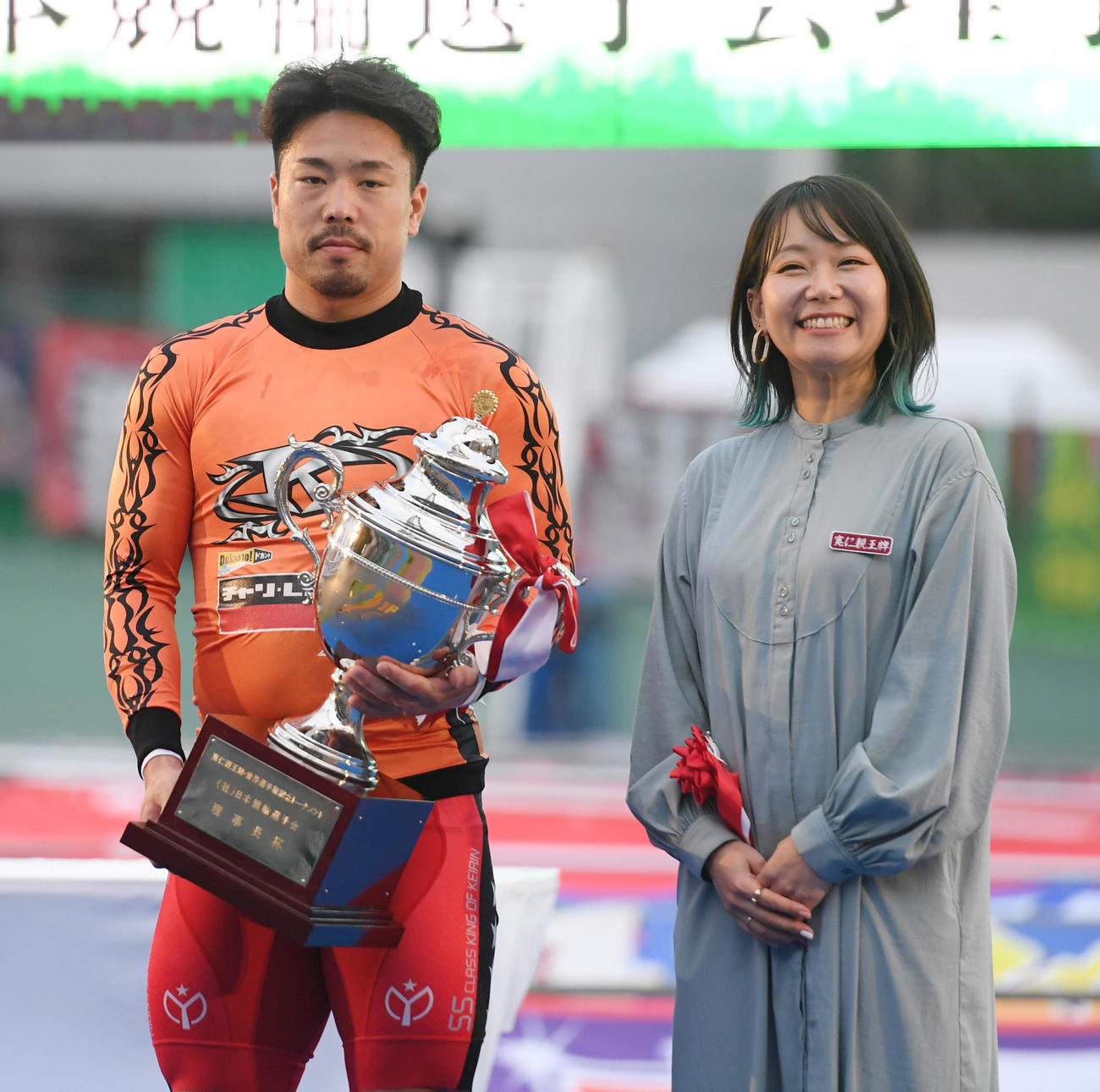 日本競輪選手会理事長杯を贈られた古性優作はTSUNEIと記念撮影に納まる（撮影・柴田隆二）