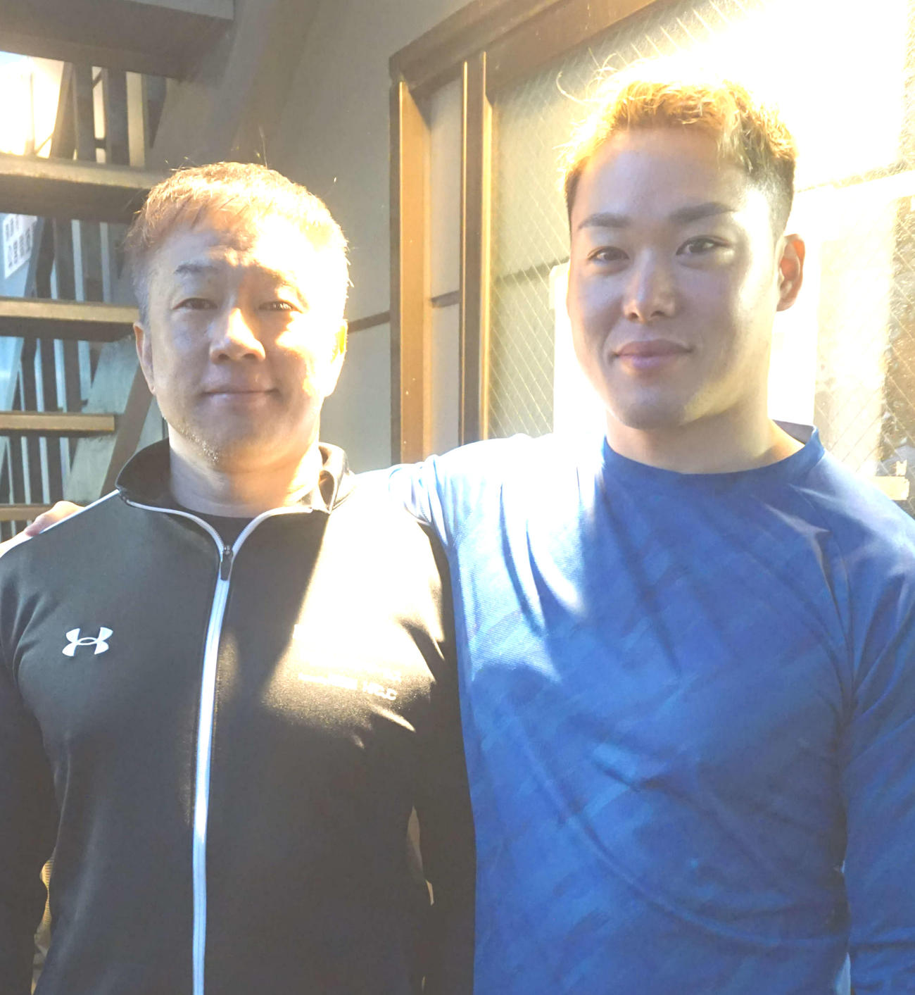 犬伏湧也（右）は大師匠の小倉竜二と健闘を誓い合った