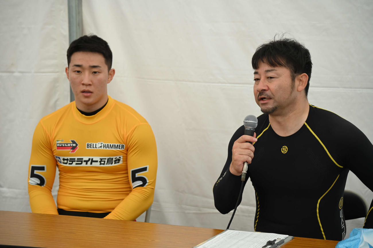異例の？　ツーショットでの共同会見に臨む中野慎詞（左）と山崎芳仁