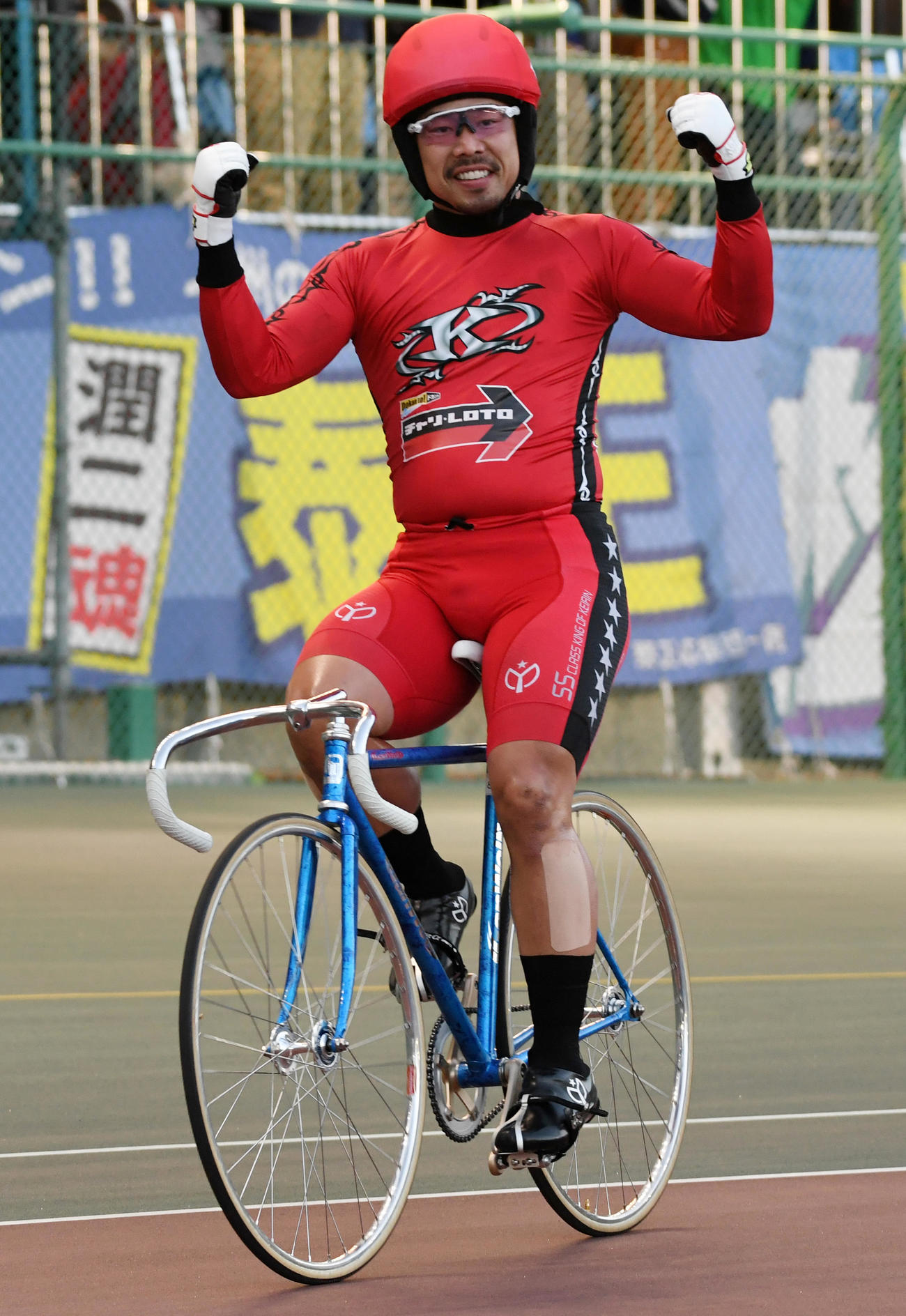 最終日12R決勝、優勝した古性優作はガッツポーズする（撮影・柴田隆二）