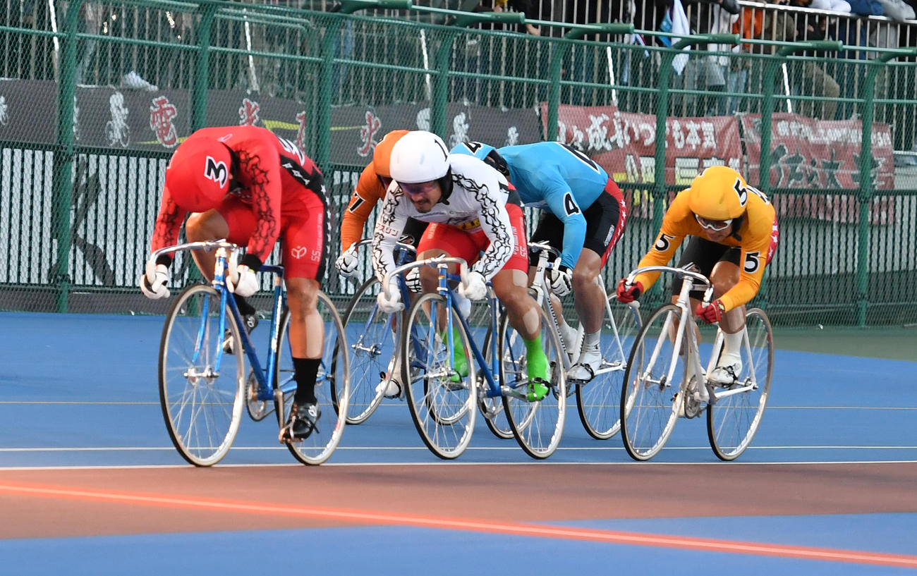 最終日12R決勝、1着古性優作（3）、2着佐藤慎太郎（1）、3着渡部幸訓（5）（撮影・柴田隆二）