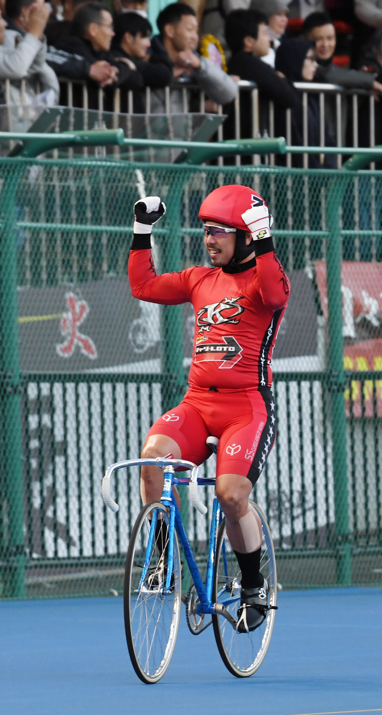 最終日12R決勝、優勝した古性優作はガッツポーズする（撮影・柴田隆二）