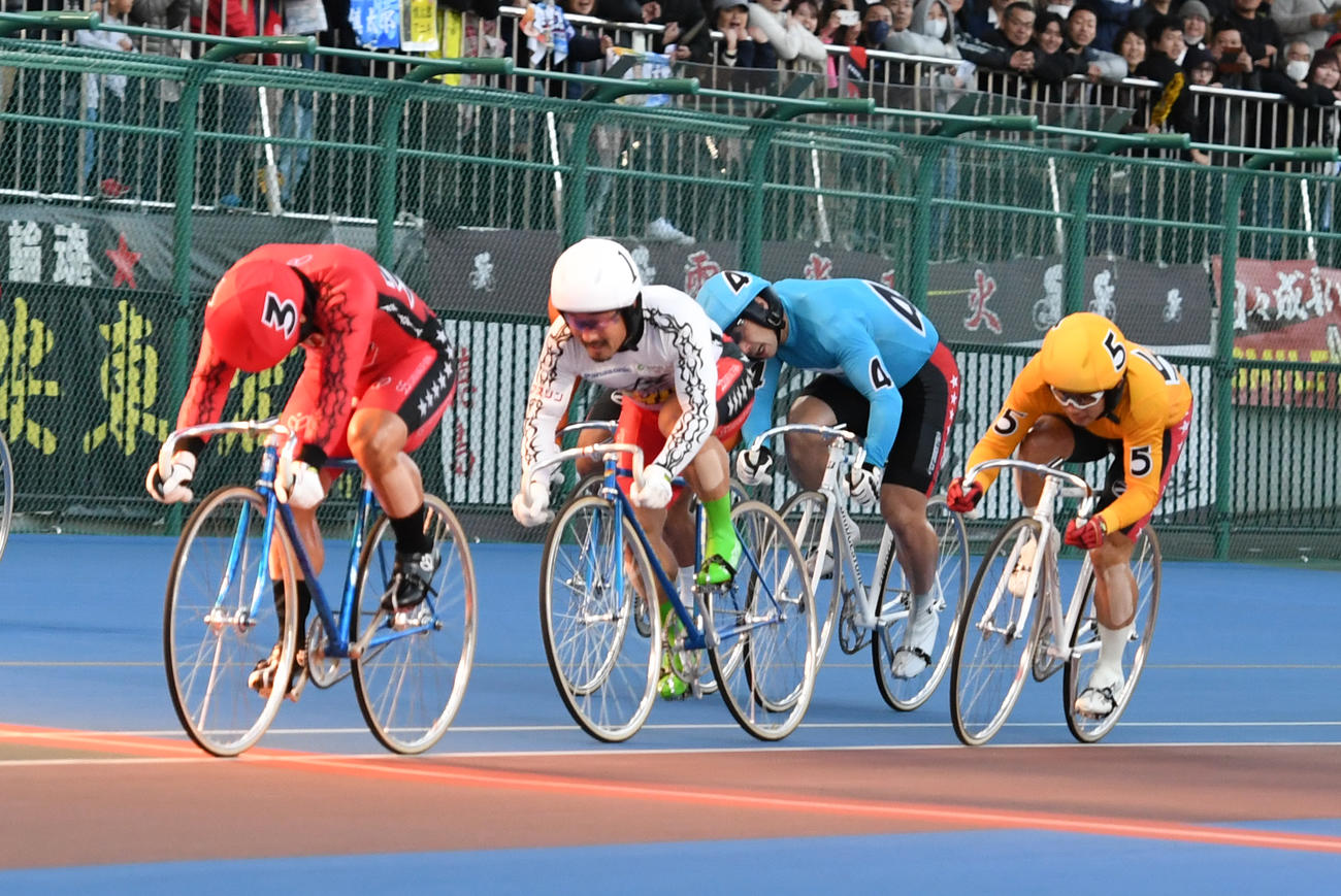 最終日12R決勝、1着古性優作（3）、2着佐藤慎太郎（1）、3着渡部幸訓（5）（撮影・柴田隆二）
