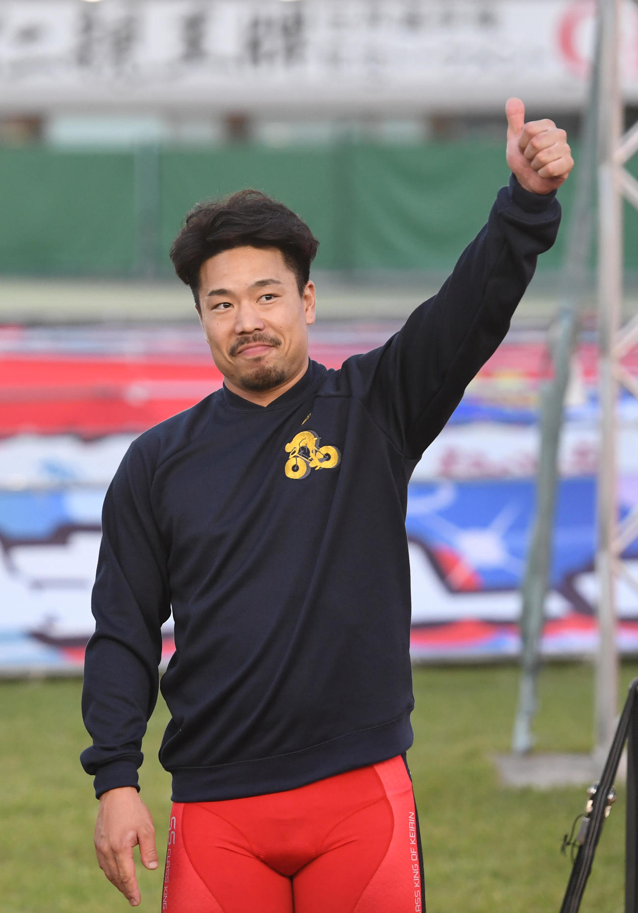 最終日12R決勝、優勝した古性優作はガッツポーズする（撮影・柴田隆二）