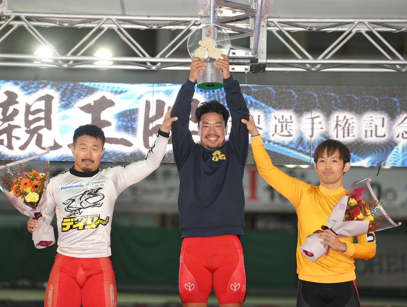 最終日12R決勝、優勝した古性優作（中央）は2着佐藤慎太郎（左）と3着渡部幸訓から祝福される（撮影・柴田隆二）