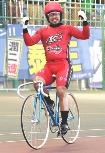 寛仁親王牌で優勝し、ガッツポーズする古性優作（撮影・柴田隆二）