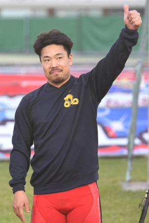 寛仁親王牌で優勝し、左手を突き上げる古性優作（撮影・柴田隆二）