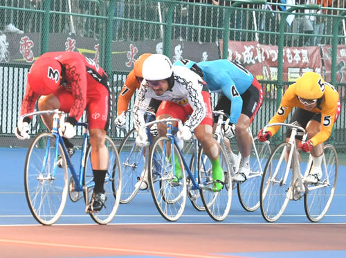 寛仁親王牌の決勝ゴールを駆け抜ける、1着・古性優作（3）、2着・佐藤慎太郎（1）、3着・渡部幸訓（5）（撮影・柴田隆二）