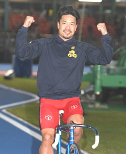 寛仁親王牌で優勝し、ウイニングランでガッツポーズする古性優作（撮影・柴田隆二）