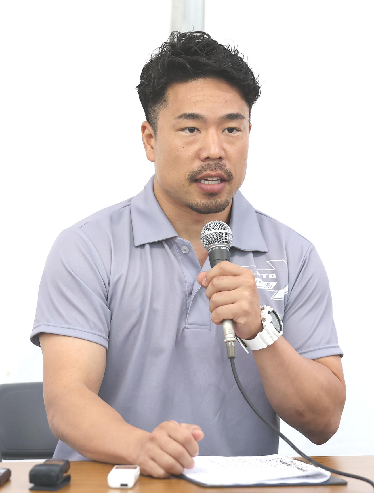 会見でインタビューに答える古性優作（撮影・柴田隆二）