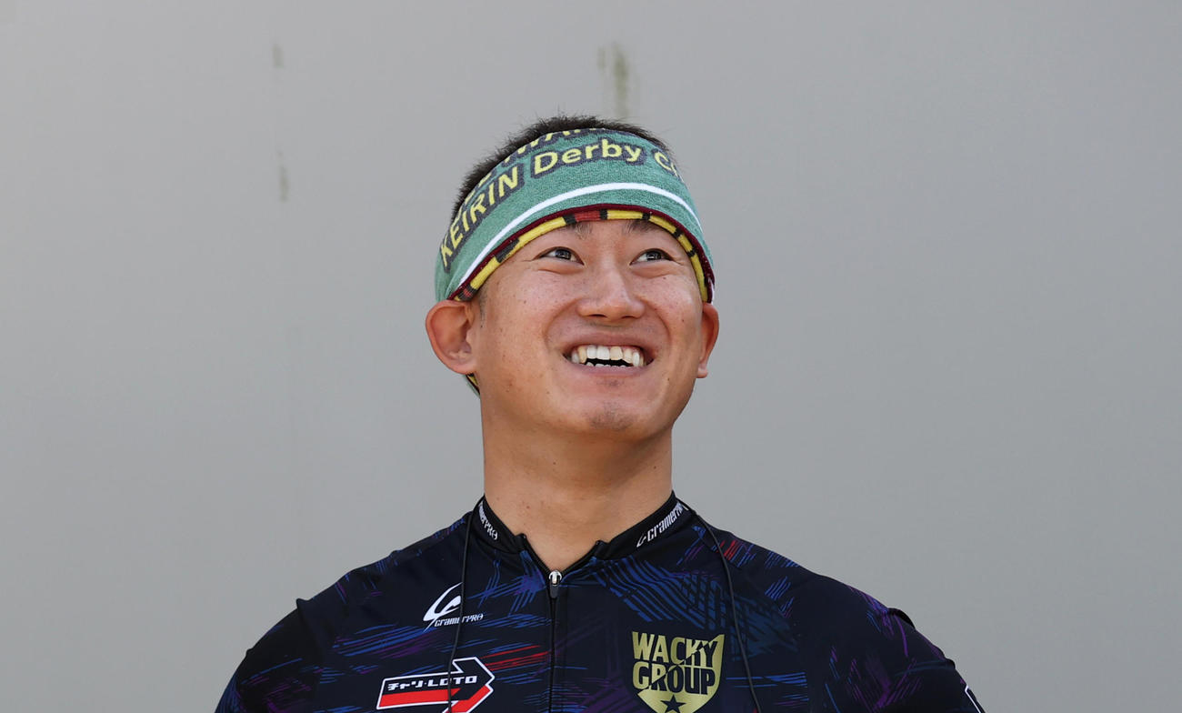 レースの合間に笑顔を見せる脇本雄太（撮影・柴田隆二）