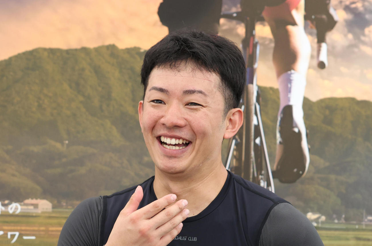 1次予選2Rで2着の佐々木龍は笑顔を見せる（撮影・柴田隆二）