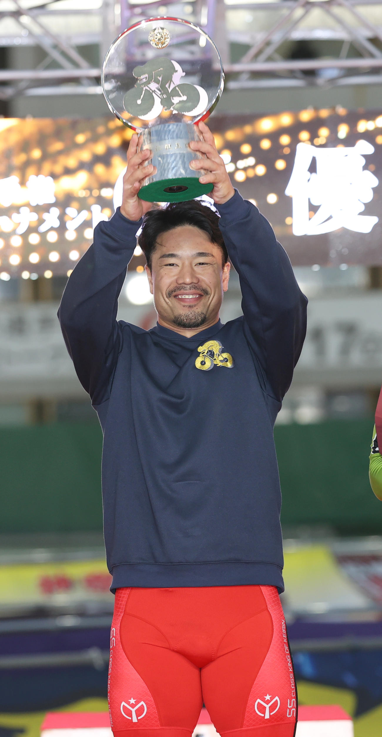 寛仁親王牌を制した古性優作は優勝杯を掲げる（撮影・柴田隆二）