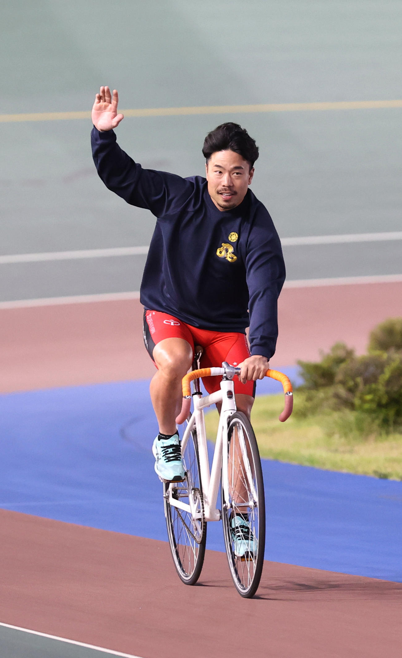 寛仁親王牌で優勝した古性優作はウイニングランする（撮影・柴田隆二）