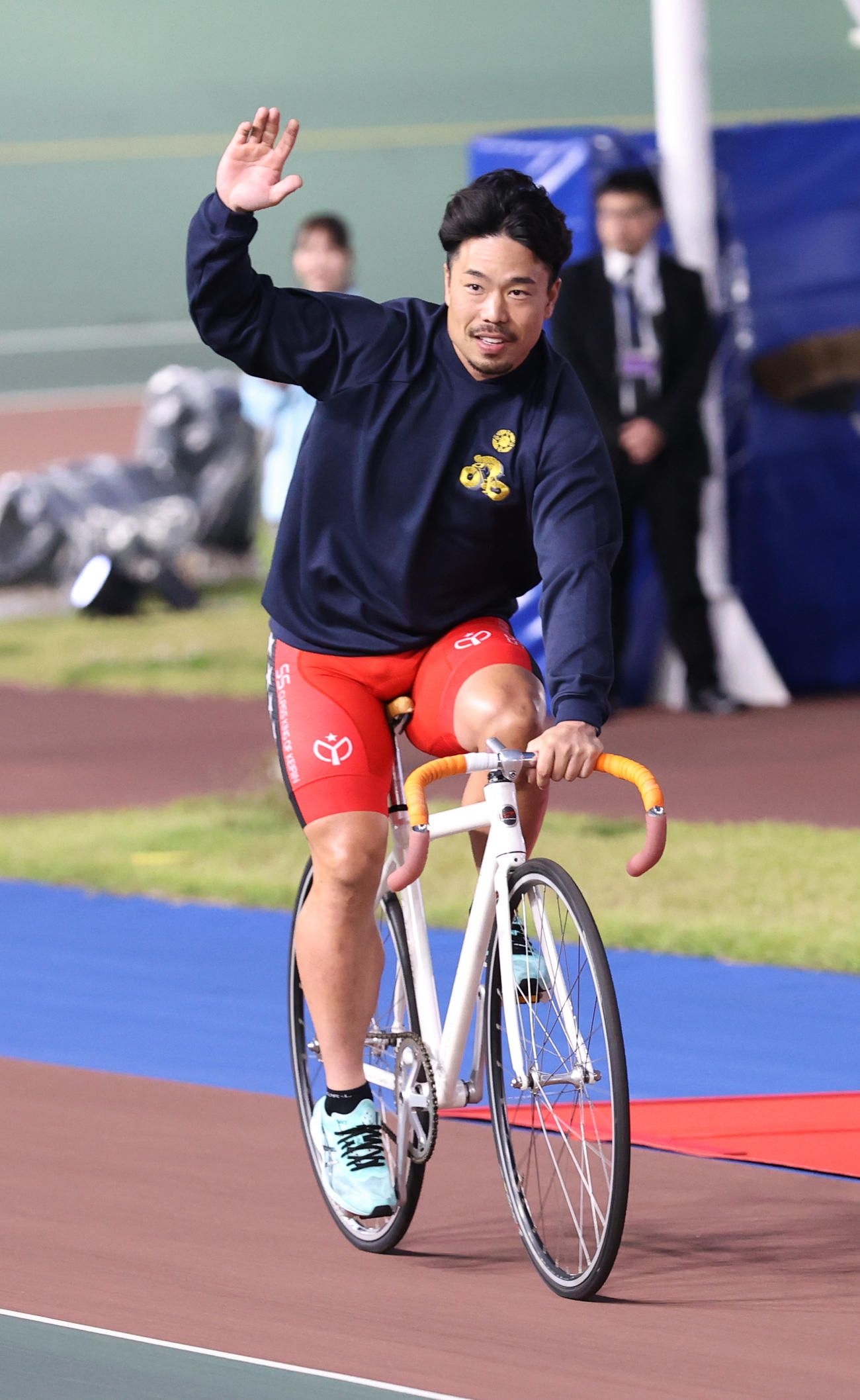 寛仁親王牌で優勝した古性優作はウイニングランする（撮影・柴田隆二）