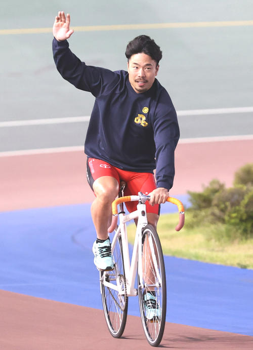 寛仁親王牌で優勝した古性優作がウイニングラン（撮影・柴田隆二）