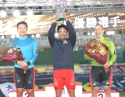 寛仁親王牌で優勝した古性優作(中央)、決勝2着の小原太樹(左)、同3着の河端朋之（撮影・柴田隆二）