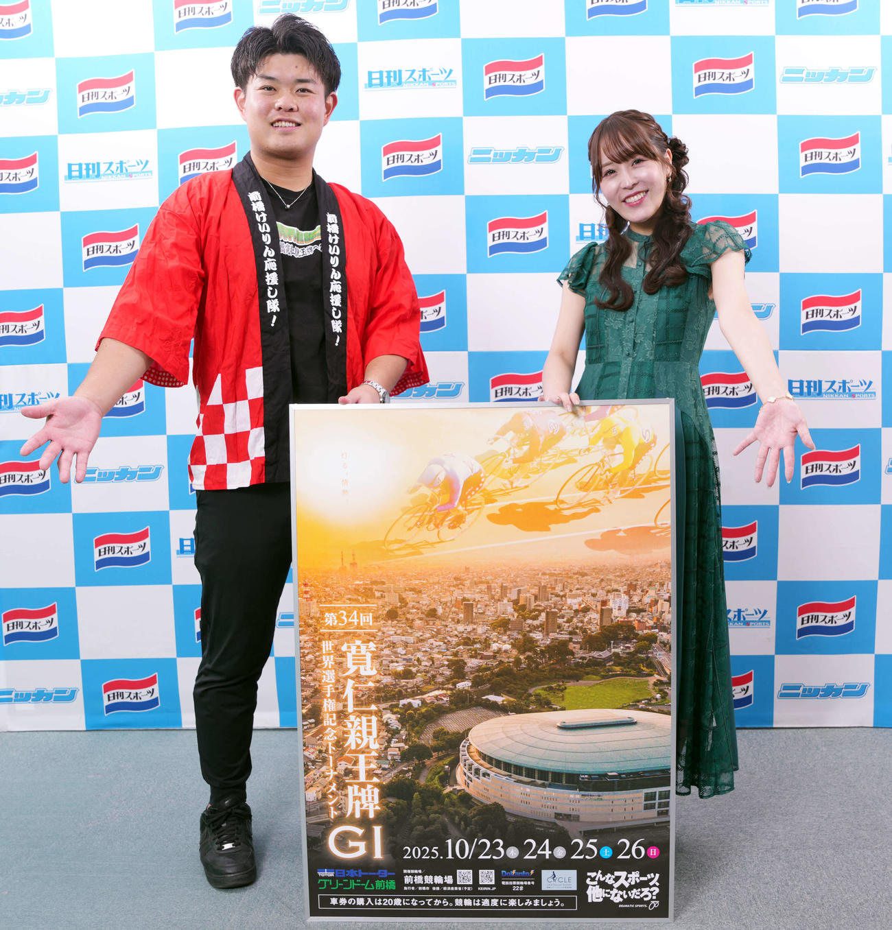 前橋競輪「G1第34回寛仁親王牌・世界選手権記念トーナメント」のPRで来社する逆転ペダルのまっすーと編集者マリ（右）（撮影・小島史椰）