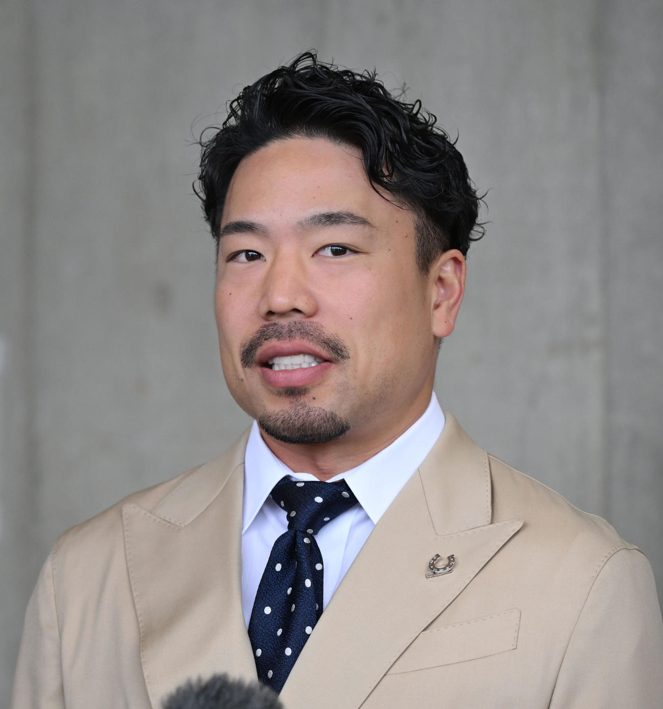寛仁親王牌前検日　取材対応する古性（撮影・千葉一成）